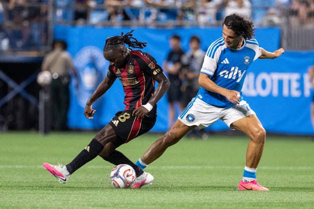 July 22, 2026: Atlanta United midfield Tristan Muyumba (8) protects the ball from Charlotte FC offense Archie Goodwin (7) during the first half of the Major League Soccer match up at Bank of America Stadium in Charlotte, NC. ( CSM) MLS, Fussball Herren, USA 2026: Atlanta United At Charlotte FC Jul 22  - ZUMAc04_ 20260722_zma_c04_019 Copyright: xScottxKinserx