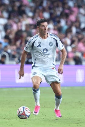 MIAMI, FL - JULY 22: Chicago Fire FC offense Robert Lewandowski (9) looks for a passing opportunity as he controls the ball in the first half during the MLS, Fussball Herren, USA match between Inter Miami CF and Chicago Fire FC on Wednesday, July 22, 2026 at Nu Stadium in Miami, FL (Photo by Peter Joneleit Icon Sportswire) SOCCER: JUL 22 MLS Inter Miami CF vs Chicago Fire FC EDITORIAL USE ONLY Icon260722007