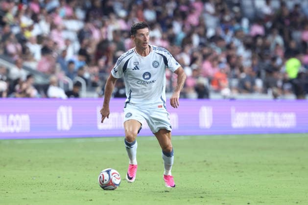 MIAMI, FL - JULY 22: Chicago Fire FC offense Robert Lewandowski (9) looks for a passing opportunity as he controls the ball in the first half during the MLS, Fussball Herren, USA match between Inter Miami CF and Chicago Fire FC on Wednesday, July 22, 2026 at Nu Stadium in Miami, FL (Photo by Peter Joneleit Icon Sportswire) SOCCER: JUL 22 MLS Inter Miami CF vs Chicago Fire FC EDITORIAL USE ONLY Icon260722008