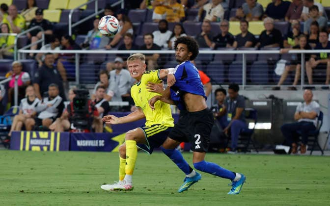 NASHVILLE, TN - JULY 22: Nashville SC forward Sam Surridge (9) and CF MontrÃ al defender Jalen Neal (2) battle for position as they fight of a loose ball during a match between Nashville SC and CF MontrÃ al, July 22, 2026 at GEODIS Park in Nashville, Tennessee. (Photo by Matthew Maxey Icon Sportswire) SOCCER: JUL 22 MLS, Fussball Herren, USA Nashville SC vs CF Montreal EDITORIAL USE ONLY Icon26072201