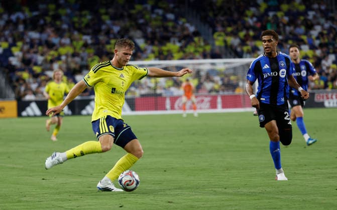 NASHVILLE, TN - JULY 22: Nashville SC defender Josh Bauer (22) makes a pass during a match between Nashville SC and CF MontrÃ al, July 22, 2026 at GEODIS Park in Nashville, Tennessee. (Photo by Matthew Maxey Icon Sportswire) SOCCER: JUL 22 MLS, Fussball Herren, USA Nashville SC vs CF Montreal EDITORIAL USE ONLY Icon26072207