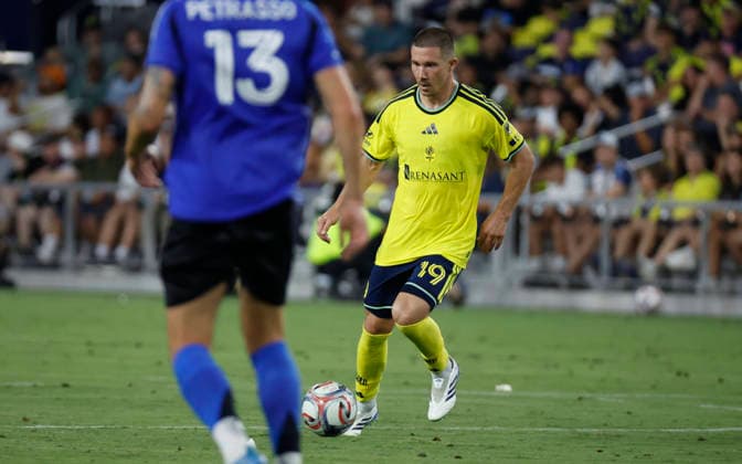 NASHVILLE, TN - JULY 22: Nashville SC midfielder Alex Muyl (19) makes a move in front o fCF MontrÃ al defender Luca Petrasso (13) during a match between Nashville SC and CF MontrÃ al, July 22, 2026 at GEODIS Park in Nashville, Tennessee. (Photo by Matthew Maxey Icon Sportswire) SOCCER: JUL 22 MLS, Fussball Herren, USA Nashville SC vs CF Montreal EDITORIAL USE ONLY Icon26072209