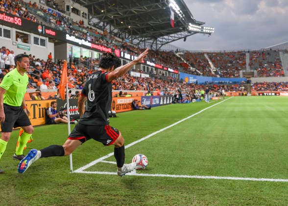HOUSTON, TX - JULY 22: D.C. United defense Keisuke Kurokawa (6) takes a corner kick in the first half during the MLS, Fussball Herren, USA match between Houston Dynamo FC and D.C. United on July 22, 2026 at Shell Energy Stadium in Houston, Texas. (Photo by Leslie Plaza Johnson Icon Sportswire) SOCCER: JUL 22 MLS Houston Dynamo FC vs D.C. United EDITORIAL USE ONLY Icon260722003