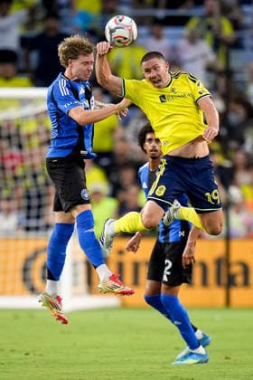 July 22, 2026, Nashville, Tennessee, USA: CF Montreal defender DAWID BUGAJ (27) and Nashville SC midfielder ALEX MUYL (19) challenge for a header during the first half at GEODIS Park. MLS, Fussball Herren, USA 2026: CF Montreal vs Nashville SC  - ZUMAh237 20260722_zsp_h237_004 Copyright: xCamdenxHallx