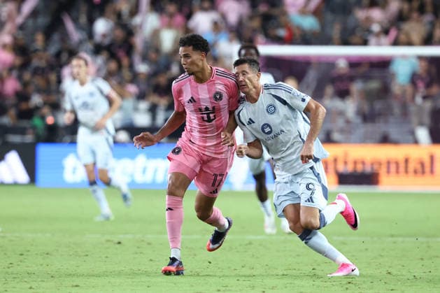 MIAMI, FL - JULY 22: Chicago Fire FC offense Robert Lewandowski (9) runs into the shoulder of Inter Miami CF defense Ian Fray (17) in the second half during the MLS, Fussball Herren, USA match between Inter Miami CF and Chicago Fire FC on Wednesday, July 22, 2026 at Nu Stadium in Miami, FL (Photo by Peter Joneleit Icon Sportswire) SOCCER: JUL 22 MLS Inter Miami CF vs Chicago Fire FC EDITORIAL USE ONLY Icon260722030