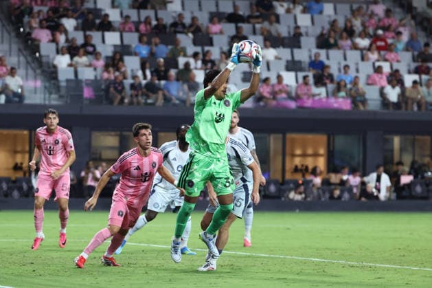 MIAMI, FL - JULY 22: Inter Miami CF goalkeeper Rocco Rios Novo (34) makes a save in the second half during the MLS, Fussball Herren, USA match between Inter Miami CF and Chicago Fire FC on Wednesday, July 22, 2026 at Nu Stadium in Miami, FL (Photo by Peter Joneleit Icon Sportswire) SOCCER: JUL 22 MLS Inter Miami CF vs Chicago Fire FC EDITORIAL USE ONLY Icon260722034