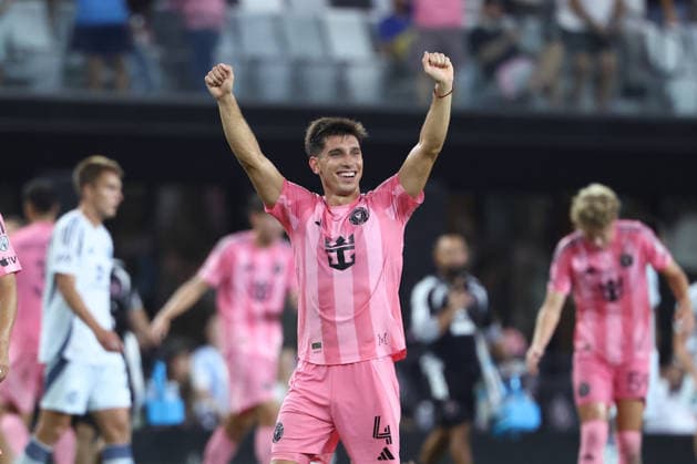 MIAMI, FL - JULY 22: Inter Miami CF defense Facundo Mura (4) celebrates the win following the MLS, Fussball Herren, USA match between Inter Miami CF and Chicago Fire FC on Wednesday, July 22, 2026 at Nu Stadium in Miami, FL (Photo by Peter Joneleit Icon Sportswire) SOCCER: JUL 22 MLS Inter Miami CF vs Chicago Fire FC EDITORIAL USE ONLY Icon260722039