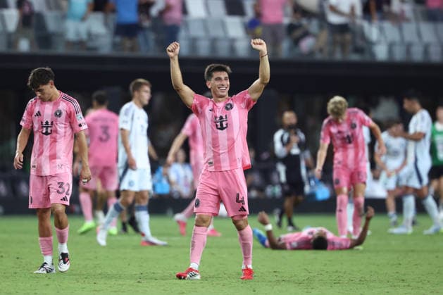 MIAMI, FL - JULY 22: Inter Miami CF defense Facundo Mura (4) celebrates the win following the MLS, Fussball Herren, USA match between Inter Miami CF and Chicago Fire FC on Wednesday, July 22, 2026 at Nu Stadium in Miami, FL (Photo by Peter Joneleit Icon Sportswire) SOCCER: JUL 22 MLS Inter Miami CF vs Chicago Fire FC EDITORIAL USE ONLY Icon260722040