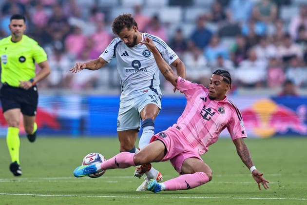 July 22, 2026, Miami, Florida, USA: Philip Zinckernagel (11) of Chicago Fire FC and David Ruiz (41) of Inter Miami CF battle for the ball during a MLS, Fussball Herren, USA match between Inter Miami CF and Chicago Fire FC Soccer 2026: Inter Miami 3:2 Chicago Fire.  - ZUMAa257 20260722_zsp_a257_001 Copyright: xChrisxArjoonx