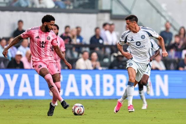 July 22, 2026, Miami, Florida, USA: Micael Dos Santos (16) of Inter Miami CF and Robert Lewandowski (9) of Chicago Fire FC battle for a ball during a MLS, Fussball Herren, USA match between Inter Miami CF and Chicago Fire FC Soccer 2026: Inter Miami 3:2 Chicago Fire.  - ZUMAa257 20260722_zsp_a257_005 Copyright: xChrisxArjoonx