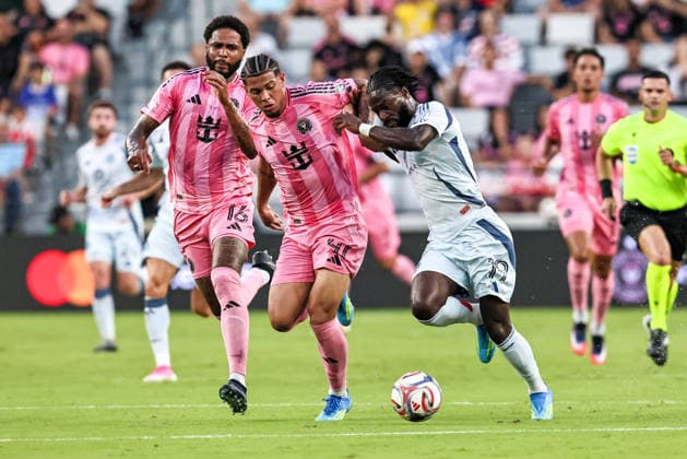 July 22, 2026, Miami, Florida, USA: David Ruiz (41) of Inter Miami CF and Jonathan Bamba (19) of Chicago Fire FC battle for a ball during a MLS, Fussball Herren, USA match between Inter Miami CF and Chicago Fire FC Soccer 2026: Inter Miami 3:2 Chicago Fire.  - ZUMAa257 20260722_zsp_a257_007 Copyright: xChrisxArjoonx