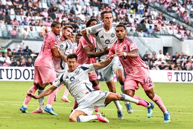 July 22, 2026, Miami, Florida, USA: Yannick Bright (42) of Inter Miami CF and Robert Lewandowski (9) of Chicago Fire FC battle for position near the goal during a MLS, Fussball Herren, USA match between Inter Miami CF and Chicago Fire FC Soccer 2026: Inter Miami 3:2 Chicago Fire.  - ZUMAa257 20260722_zsp_a257_008 Copyright: xChrisxArjoonx