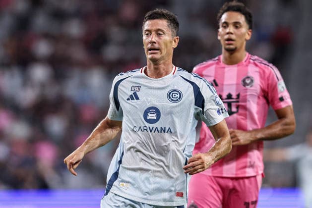 July 22, 2026, Miami, Florida, USA: Robert Lewandowski (9) of Chicago Fire FC looks on during a MLS, Fussball Herren, USA match between Inter Miami CF and Chicago Fire FC Soccer 2026: Inter Miami 3:2 Chicago Fire.  - ZUMAa257 20260722_zsp_a257_014 Copyright: xChrisxArjoonx