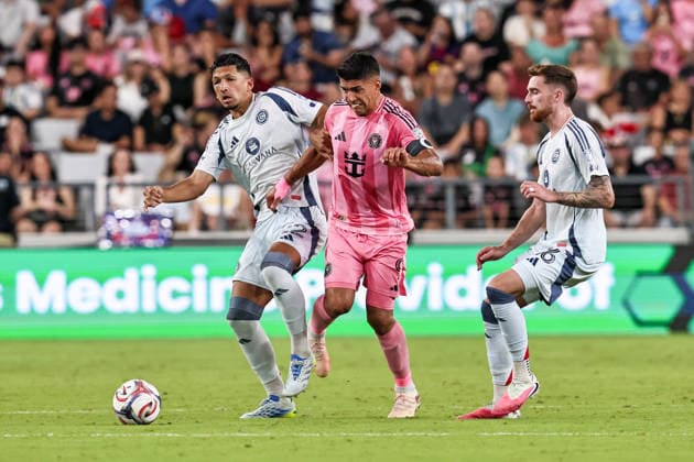 July 22, 2026, Miami, Florida, USA: Luis Suarez (9) of Inter Miami CF battles for a ball during a MLS, Fussball Herren, USA match between Inter Miami CF and Chicago Fire FC Soccer 2026: Inter Miami 3:2 Chicago Fire.  - ZUMAa257 20260722_zsp_a257_016 Copyright: xChrisxArjoonx