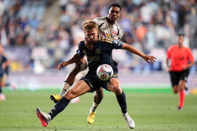July 22, 2026: Philadelphia Union Forward Bruno Damiani (9) and Red Bull New York Defender Justin Che (2) battle for the ball during the second half of an MLS, Fussball Herren, USA match at Subaru Park in Chester, Pennsylvania. CSM MLS 2026: Union Vs Red Bull JUL 22  - ZUMAc04_ 20260722_zma_c04_068 Copyright: xKylexRoddenx