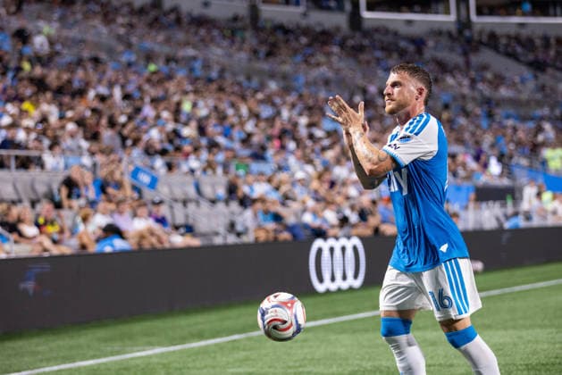 July 22, 2026: Charlotte FC midfield Pep Biel (16) applauds the fans as he goes for a corner kick against the Atlanta United in the first half of the Major League Soccer match up at Bank of America Stadium in Charlotte, NC. ( CSM) MLS, Fussball Herren, USA 2026: Atlanta United At Charlotte FC Jul 22  - ZUMAc04_ 20260722_zma_c04_077 Copyright: xScottxKinserx