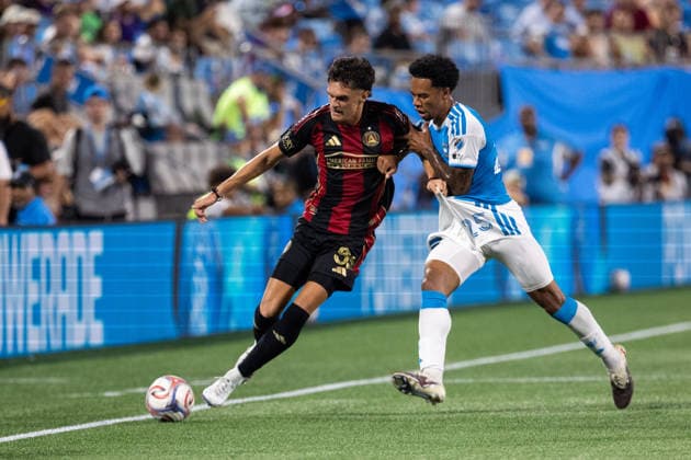 July 22, 2026: Atlanta United defense Tomas Jacob (55) hold off Charlotte FC offense Tyger Smalls (25) during the second half of the Major League Soccer match up at Bank of America Stadium in Charlotte, NC. ( CSM) MLS, Fussball Herren, USA 2026: Atlanta United At Charlotte FC Jul 22  - ZUMAc04_ 20260722_zma_c04_081 Copyright: xScottxKinserx