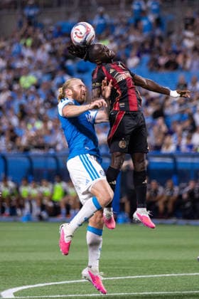 July 22, 2026: Atlanta United midfield Tristan Muyumba (8) heads the ball against Charlotte FC defense Tim Ream (3) during the first half of the Major League Soccer match up at Bank of America Stadium in Charlotte, NC. ( CSM) MLS, Fussball Herren, USA 2026: Atlanta United At Charlotte FC Jul 22  - ZUMAc04_ 20260722_zma_c04_087 Copyright: xScottxKinserx