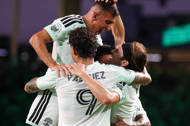 AUSTIN, TX - JULY 22: Ilie Sanchez 6 of the Austin FC is surrounded by teammates after scoring during the MLS, Fussball Herren, USA match between Austin FC and Seattle Sounders FC on July 22, 2026, at Q2 Stadium in Austin, TX. (Photo by David Buono Icon Sportswire) SOCCER: JUL 22 MLS Austin FC vs Seattle Sounders FC EDITORIAL USE ONLY Icon260722010