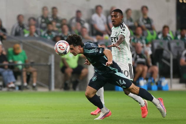 AUSTIN, TX - JULY 22: Paul Rothrock 14 of the Seattle Sounders FC heads the ball back towards his goalie before Joseph Rosales 30 of the Austin FC can reach same during the MLS, Fussball Herren, USA match between Austin FC and Seattle Sounders FC on July 22, 2026, at Q2 Stadium in Austin, TX. (Photo by David Buono Icon Sportswire) SOCCER: JUL 22 MLS Austin FC vs Seattle Sounders FC EDITORIAL USE ONLY Icon260722015