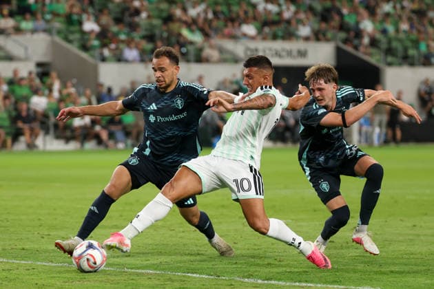 AUSTIN, TX - JULY 22: Myrto Uzuni 10 of the Austin FC stretches out for the ball as Albert Rusnak 11 of the Seattle Sounders FC defends in the box during the MLS, Fussball Herren, USA match between Austin FC and Seattle Sounders FC on July 22, 2026, at Q2 Stadium in Austin, TX. (Photo by David Buono Icon Sportswire) SOCCER: JUL 22 MLS Austin FC vs Seattle Sounders FC EDITORIAL USE ONLY Icon260722024