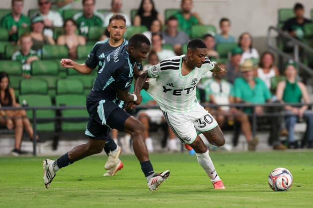 AUSTIN, TX - JULY 22: Joseph Rosales 30 of the Austin FC has his shirt pulled by Nouhou Tolo 5 of the Seattle Sounders FC as he chases a loose ball in the box during the MLS, Fussball Herren, USA match between Austin FC and Seattle Sounders FC on July 22, 2026, at Q2 Stadium in Austin, TX. (Photo by David Buono Icon Sportswire) SOCCER: JUL 22 MLS Austin FC vs Seattle Sounders FC EDITORIAL USE ONLY Icon260722027