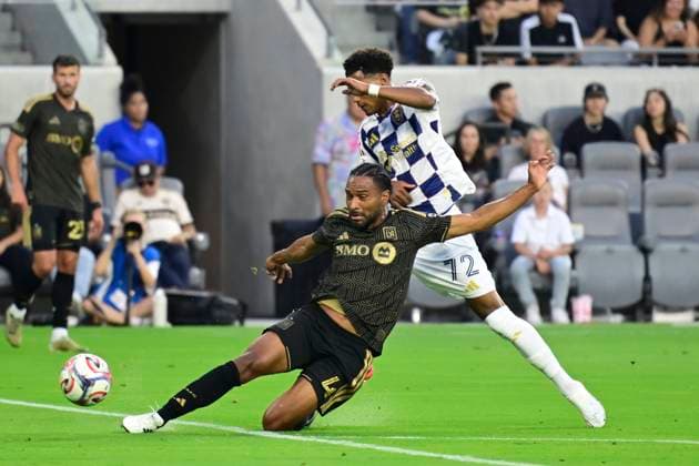July 22, 2026, Los Angeles, California, USA: LOS ANGELES, CA - JULY 22, 2026: Defender Eddie Segura (4) of LAFC and Midfielder Zavier Gozo (72) of Real Salt Lake compete for the ball during an MLS, Fussball Herren, USA regular season match at BMO Stadium on July 22, 2026 in Los Angeles, California. CA: MLS - LAFC Vs Real Salt Lake  - ZUMAs197 20260722_aaa_s197_243 Copyright: xWestonxHancockx