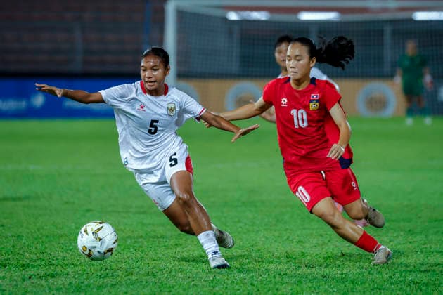 AFF Women s Cup 2026 Indonesia Vs Laos in Kuala Lumpur, Malaysia - 22 JULY 2026. Anna Keo Onsy of Laos and Gea Yumanda of Indonesia seen in action during the AFF Women s Cup 2026 Final match between Indonesia and Laos at Kuala Lumpur Football Stadium. Final score; Indonesia 5 : 0 Laos. Kuala Lumpur Malaysia Copyright: xWongxFokxLoyx xSOPAxImagesx 20260722_AFW_2081 copy