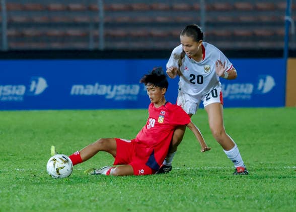 AFF Women s Cup 2026 Indonesia Vs Laos in Kuala Lumpur, Malaysia - 22 JULY 2026. Katarina Stalin of Indonesia and Anouta Chanthithong of Laos seen in action during the AFF Women s Cup 2026 Final match between Indonesia and Laos at Kuala Lumpur Football Stadium. Final score; Indonesia 5 : 0 Laos. Kuala Lumpur Malaysia Copyright: xWongxFokxLoyx xSOPAxImagesx 20260722_AFW_2369 copy