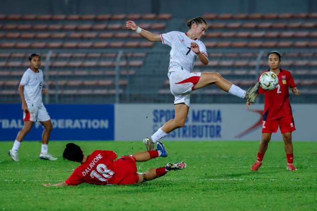 AFF Women s Cup 2026 Indonesia Vs Laos in Kuala Lumpur, Malaysia - 22 JULY 2026. Felicia de Zeeuw of Indonesia and Dalavone Sophapmisay of Laos seen in action during the AFF Women s Cup 2026 Final match between Indonesia and Laos at Kuala Lumpur Football Stadium. Final score; Indonesia 5 : 0 Laos. Kuala Lumpur Malaysia Copyright: xWongxFokxLoyx xSOPAxImagesx 20260722_AFW_2657 copy