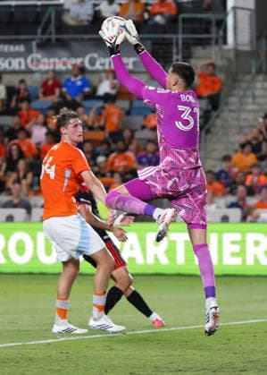 HOUSTON, TX - JULY 22: Houston Dynamo FC goalkeeper Jonathan Bond (31) jumps to trap the ball in the first half during the MLS, Fussball Herren, USA match between Houston Dynamo FC and D.C. United on July 22, 2026 at Shell Energy Stadium in Houston, Texas. (Photo by Leslie Plaza Johnson Icon Sportswire) SOCCER: JUL 22 MLS Houston Dynamo FC vs D.C. United EDITORIAL USE ONLY Icon260722018