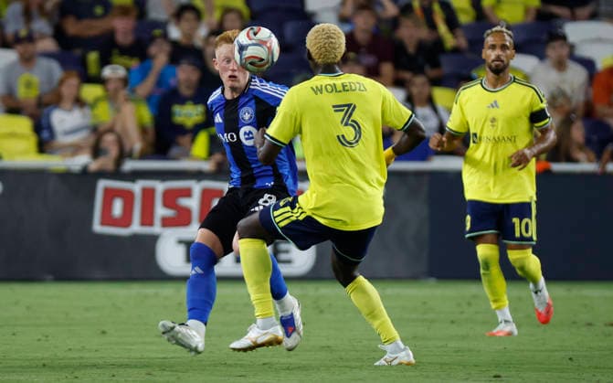 NASHVILLE, TN - JULY 22: CF MontrŽal midfielder Matty Longstaff (8) and Nashville SC defender Maxwell Woledzi (3) go for a loose ball during a match between Nashville SC and CF MontrŽal, July 22, 2026 at GEODIS Park in Nashville, Tennessee. (Photo by Matthew Maxey Icon Sportswire) SOCCER: JUL 22 MLS, Fussball Herren, USA Nashville SC vs CF Montreal EDITORIAL USE ONLY Icon26072211