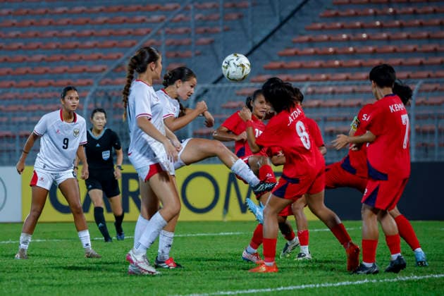 AFF Women s Cup 2026 Indonesia Vs Laos in Kuala Lumpur, Malaysia - 22 JULY 2026. Latda Volachit of Laos and Katarina stalin of Indonesia seen in action during the AFF Women s Cup 2026 Final match between Indonesia and Laos at Kuala Lumpur Football Stadium. Final score; Indonesia 5 : 0 Laos. Kuala Lumpur Malaysia Copyright: xWongxFokxLoyx xSOPAxImagesx 20260722_AFW_2907 copy