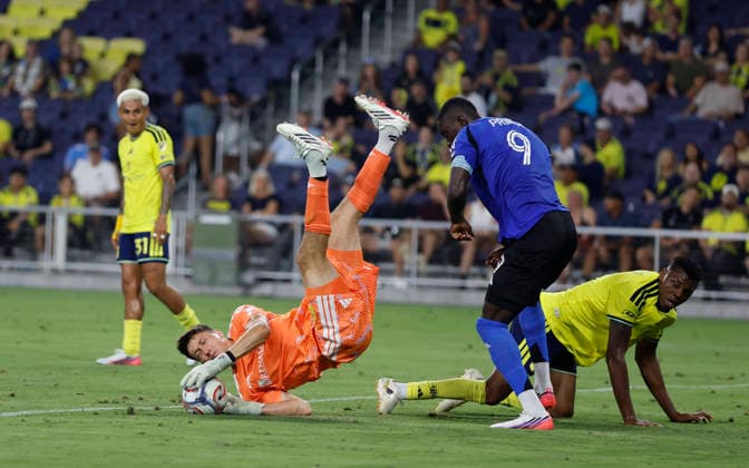 NASHVILLE, TN - JULY 22: Nashville SC goalkeeper Brian Schwake (99) lands on his shoulder after flipping over CF MontrŽal forward Prince Owusu (9) while making a save during a match between Nashville SC and CF MontrŽal, July 22, 2026 at GEODIS Park in Nashville, Tennessee. (Photo by Matthew Maxey Icon Sportswire) SOCCER: JUL 22 MLS, Fussball Herren, USA Nashville SC vs CF Montreal EDITORIAL USE ONLY Icon26072224