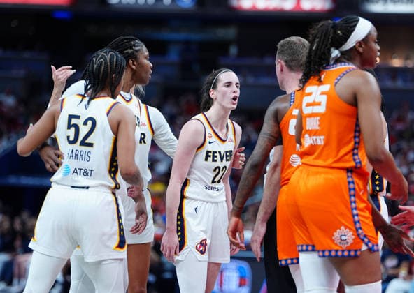 INDIANAPOLIS, IN - JULY 22: A referee steps in between as Indiana Fever guard Caitlin Clark (22) and Connecticut Sun guard Saniya Rivers (22) exchange words on July 22, 2026, at Gainbridge Fieldhouse in Indianapolis, Indiana. (Photo by Brian Spurlock Icon Sportswire) WNBA, Basketball Damen, USA JUL 22 Connecticut Sun at Indiana Fever EDITORIAL USE ONLY Icon26072223