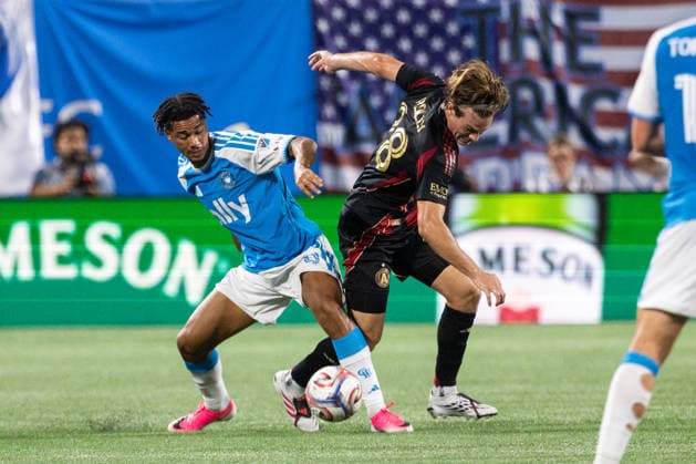 July 22, 2026: Charlotte FC offense Idan Toklomati (9) cuts off Atlanta United defense Ronald Hernandez (2) during the second half of the Major League Soccer match up at Bank of America Stadium in Charlotte, NC. ( CSM) MLS, Fussball Herren, USA 2026: Atlanta United At Charlotte FC Jul 22  - ZUMAc04_ 20260722_zma_c04_093 Copyright: xScottxKinserx