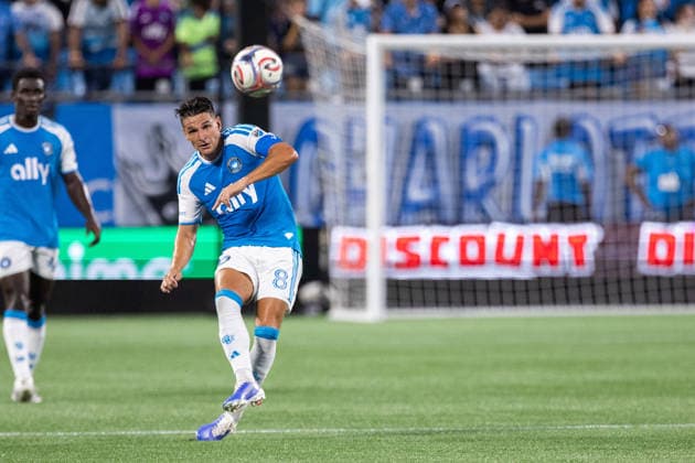 July 22, 2026: Charlotte FC midfield Ashley Westwood (8) passes the ball upfield Atlanta United during the first half of the Major League Soccer match up at Bank of America Stadium in Charlotte, NC. ( CSM) MLS, Fussball Herren, USA 2026: Atlanta United At Charlotte FC Jul 22  - ZUMAc04_ 20260722_zma_c04_094 Copyright: xScottxKinserx