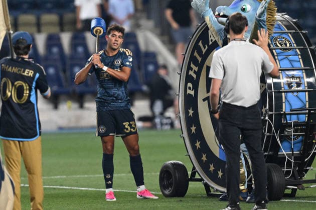 CHESTER, PA - JULY 22: Philadelphia Union midfield Quinn Sullivan 33 bangs the Union Drum as the Man of the Match as voted by the Sons of Ben after the game between the Philadelphia Union and the New York Red Bulls on July 22nd, 2026 at Subaru Park in Chester, PA. (Photo by Terence Lewis Icon Sportswire) SOCCER: JUL 22 MLS, Fussball Herren, USA Philadelphia Union vs Red Bull New York EDITORIAL USE ONLY Icon260722037