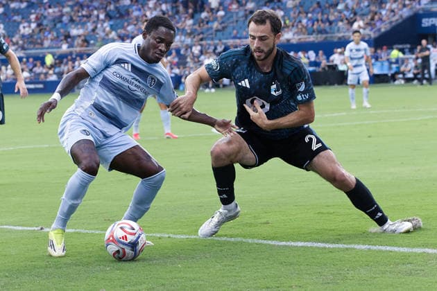 July 22, 2026, Kansas City, Kansas, USA: Sporting KC forward CAPITA CAPEMBA 7 (l) is on the offense against Minnesota United FC defender DEVIN PADELFORD 2 (r) during the first half of the game at Sporting Park in Kansas City, KS, on July 22, 2026. MLS, Fussball Herren, USA 2026: Sporting KC 2:1 Minnesota United  - ZUMAh139 20260722_zap_h139_001 Copyright: xSerenaxS.Y.xHsux