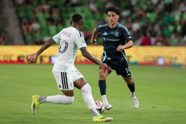 AUSTIN, TX - JULY 22: Paul Rothrock 14 of the Seattle Sounders FC controls the ball as Joseph Rosales 30 of the Austin FC readies to defend during the MLS, Fussball Herren, USA match between Austin FC and Seattle Sounders FC on July 22, 2026, at Q2 Stadium in Austin, TX. (Photo by David Buono Icon Sportswire) SOCCER: JUL 22 MLS Austin FC vs Seattle Sounders FC EDITORIAL USE ONLY Icon260722030