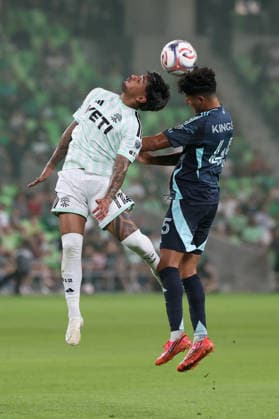 AUSTIN, TX - JULY 22: Facundo Torres 11 of the Austin FC and Peter Kingston 45 of the Seattle Sounders FC challenge each other for a header during the MLS, Fussball Herren, USA match between Austin FC and Seattle Sounders FC on July 22, 2026, at Q2 Stadium in Austin, TX. (Photo by David Buono Icon Sportswire) SOCCER: JUL 22 MLS Austin FC vs Seattle Sounders FC EDITORIAL USE ONLY Icon260722032