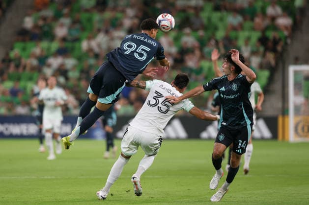 AUSTIN, TX - JULY 22: Osaze de Rosario 95 of the Seattle Sounders FC collides with Mateja Djordjevic 35 of the Austin FC as he leaps for a header while Paul Rothrock 14 of the Seattle Sounders FC watches the play during the MLS, Fussball Herren, USA match between Austin FC and Seattle Sounders FC on July 22, 2026, at Q2 Stadium in Austin, TX. (Photo by David Buono Icon Sportswire) SOCCER: JUL 22 MLS Austin FC vs Seattle Sounders FC EDITORIAL USE ONLY Icon260722038