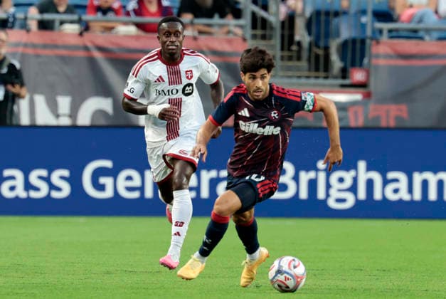 FOXBOROUGH, MA - JULY 22: Carles Gil 10 of the New England Revolution cuts in front of Richie Laryea 22 of the Toronto FC during a match between the New England Revolution and Toronto FC on July 22, 2026 at Gillette Stadium in Boston, Massachusetts. (Photo by Fred Kfoury III Icon Sportswire) SOCCER: JUL 22 MLS, Fussball Herren, USA New England Revolution vs Toronto FC EDITORIAL USE ONLY Icon482260722010