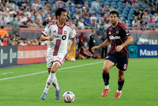 FOXBOROUGH, MA - JULY 22: Daniel Salloi 20 of the Toronto FC looks to move the ball from Matt Polster 8 of the New England Revolution during a match between the New England Revolution and Toronto FC on July 22, 2026 at Gillette Stadium in Boston, Massachusetts. (Photo by Fred Kfoury III Icon Sportswire) SOCCER: JUL 22 MLS, Fussball Herren, USA New England Revolution vs Toronto FC EDITORIAL USE ONLY Icon482260722011
