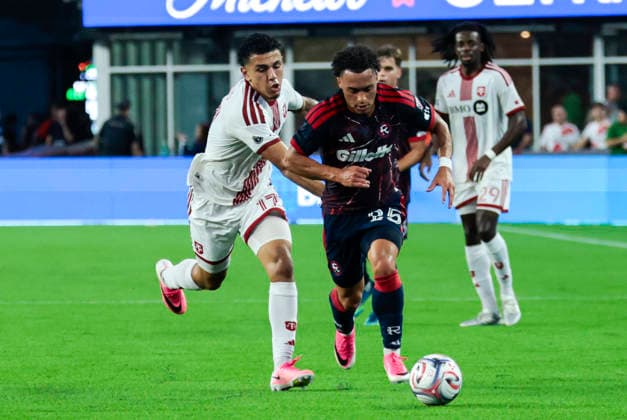 FOXBOROUGH, MA - JULY 22: Emilio Aristizabal 17 of the Toronto FC tries to stop Peyton Miller 25 of the New England Revolution during a match between the New England Revolution and Toronto FC on July 22, 2026 at Gillette Stadium in Boston, Massachusetts. (Photo by Fred Kfoury III Icon Sportswire) SOCCER: JUL 22 MLS, Fussball Herren, USA New England Revolution vs Toronto FC EDITORIAL USE ONLY Icon482260722018