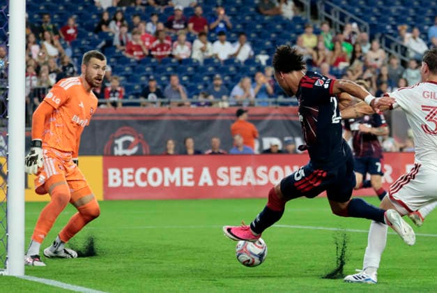 FOXBOROUGH, MA - JULY 22: Peyton Miller 25 of the New England Revolution hits a pass in front of Luka Gavran 1 of the Toronto FC during a match between the New England Revolution and Toronto FC on July 22, 2026 at Gillette Stadium in Boston, Massachusetts. (Photo by Fred Kfoury III Icon Sportswire) SOCCER: JUL 22 MLS, Fussball Herren, USA New England Revolution vs Toronto FC EDITORIAL USE ONLY Icon482260722021