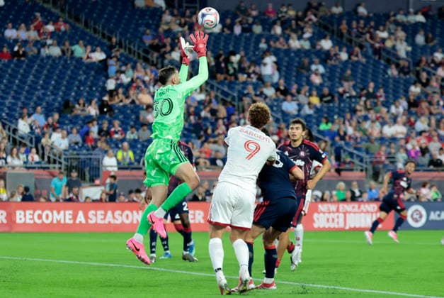 FOXBOROUGH, MA - JULY 22: Matt Turner 30 of the New England Revolution grabs a ball over Josh Sargent 9 of the Toronto FC during a match between the New England Revolution and Toronto FC on July 22, 2026 at Gillette Stadium in Boston, Massachusetts. (Photo by Fred Kfoury III Icon Sportswire) SOCCER: JUL 22 MLS, Fussball Herren, USA New England Revolution vs Toronto FC EDITORIAL USE ONLY Icon482260722025