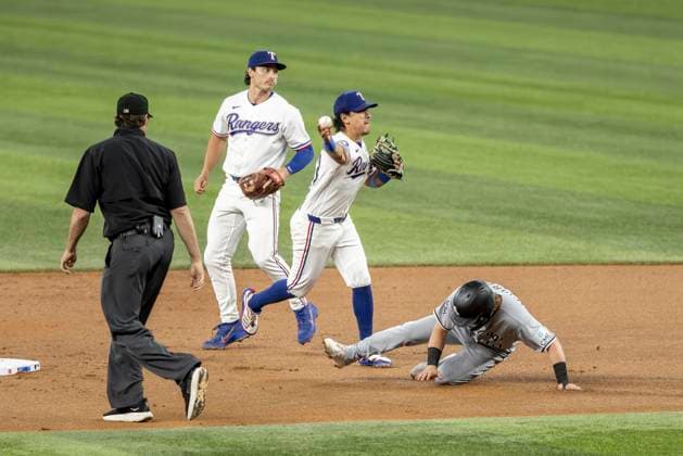 July 22, 2026, Arlington, Texas, USA: Texas Rangers shortstop NICKY LOPEZ (33) throws over Chicago White Sox second baseman CHASE MEIDROTH (10) to turn a double play against the Chicago White Sox at Globe Life Field. White Sox win 4-2. MLB, Baseball Herren, USA 2026: White Sox 4:2 Rangers  - ZUMAf180 20260722_zsp_f180_017 Copyright: xMarkxFannx