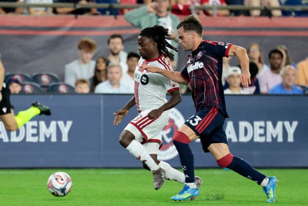 FOXBOROUGH, MA - JULY 22: Malik Henry 78 of the Toronto FC and Will Sands 23 of the New England Revolution chase the ball during a match between the New England Revolution and Toronto FC on July 22, 2026 at Gillette Stadium in Boston, Massachusetts. (Photo by Fred Kfoury III Icon Sportswire) SOCCER: JUL 22 MLS, Fussball Herren, USA New England Revolution vs Toronto FC EDITORIAL USE ONLY Icon482260722029