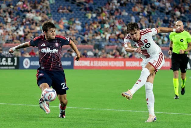FOXBOROUGH, MA - JULY 22: Ethan Kohler 22 of the New England Revolution blocks a shot from Theo Corbeanu 7 of the Toronto FC during a match between the New England Revolution and Toronto FC on July 22, 2026 at Gillette Stadium in Boston, Massachusetts. (Photo by Fred Kfoury III Icon Sportswire) SOCCER: JUL 22 MLS, Fussball Herren, USA New England Revolution vs Toronto FC EDITORIAL USE ONLY Icon482260722035